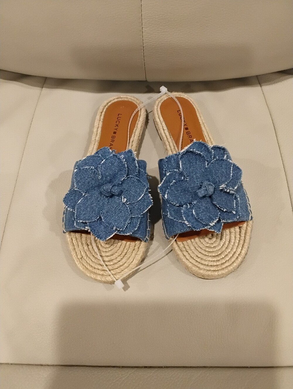 NWOT Lucky Brand Biricha Denim Floral Flat Sandals 6 Or 6.5